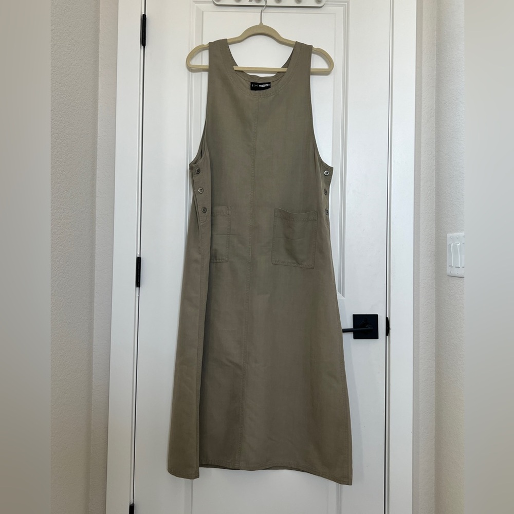 Elegant Midi Dress with Side Buttons